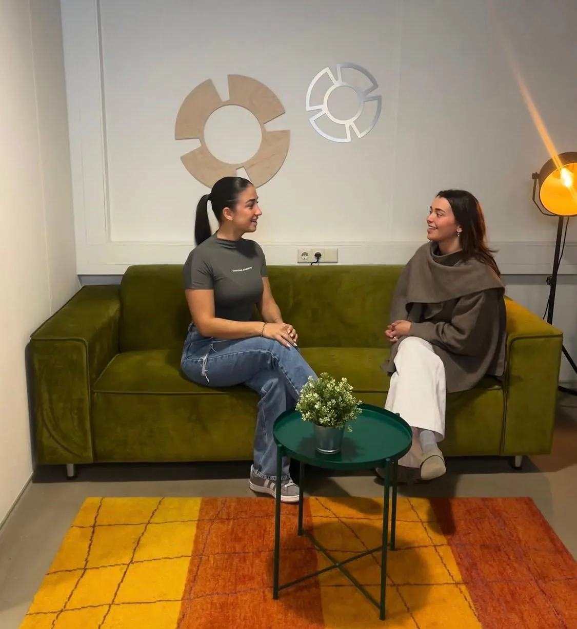 Twee mensen in gesprek tijdens een kennismaking