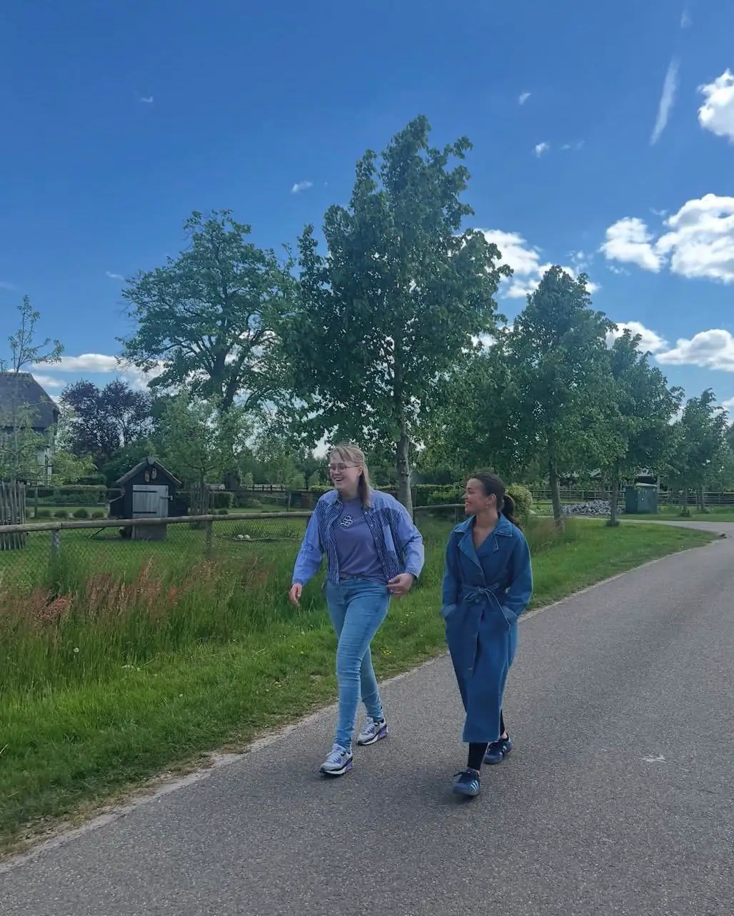 Begeleider en cliënt wandelen samen door de buurt
