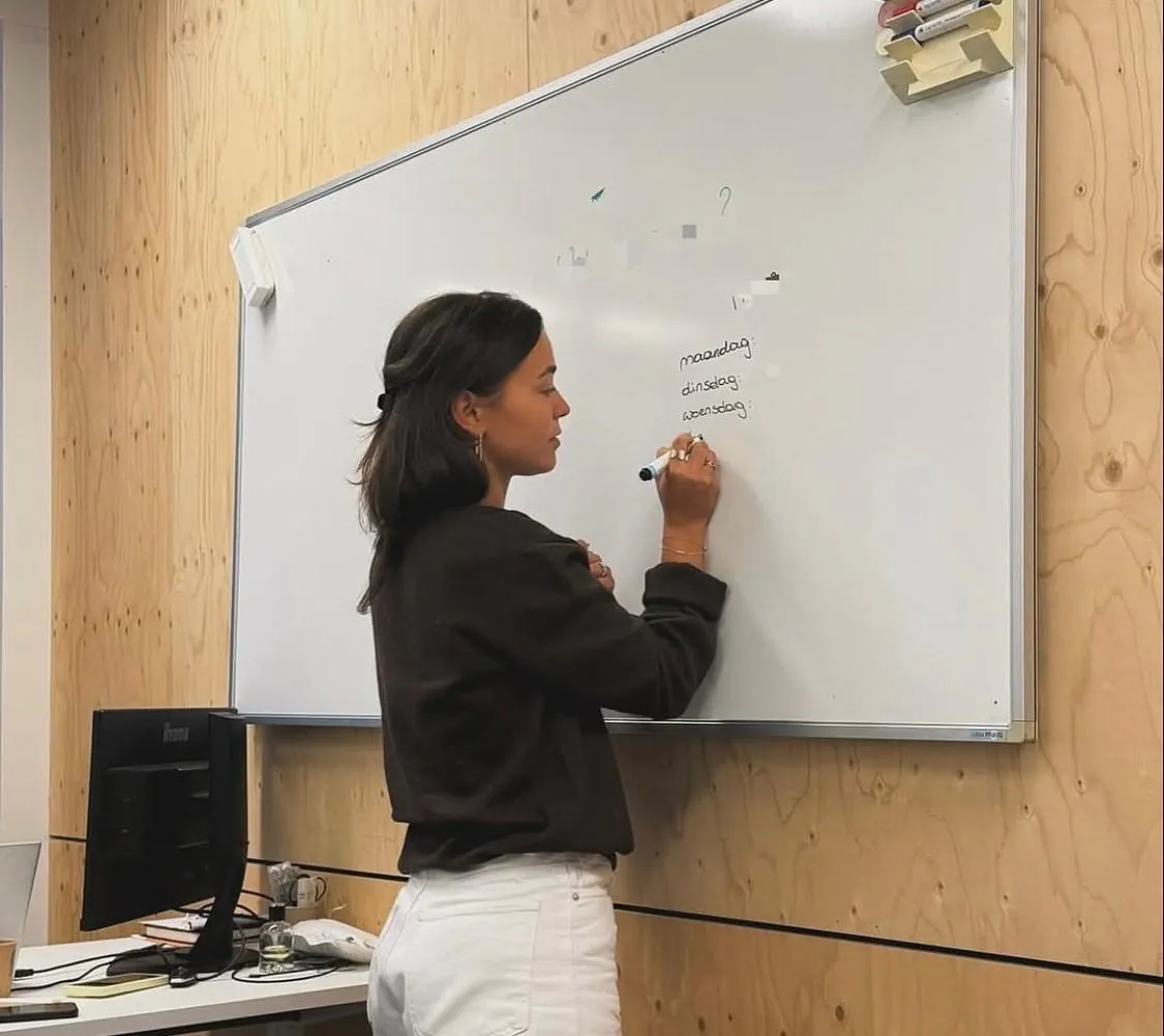 Collega schrijft doelen op een whiteboard